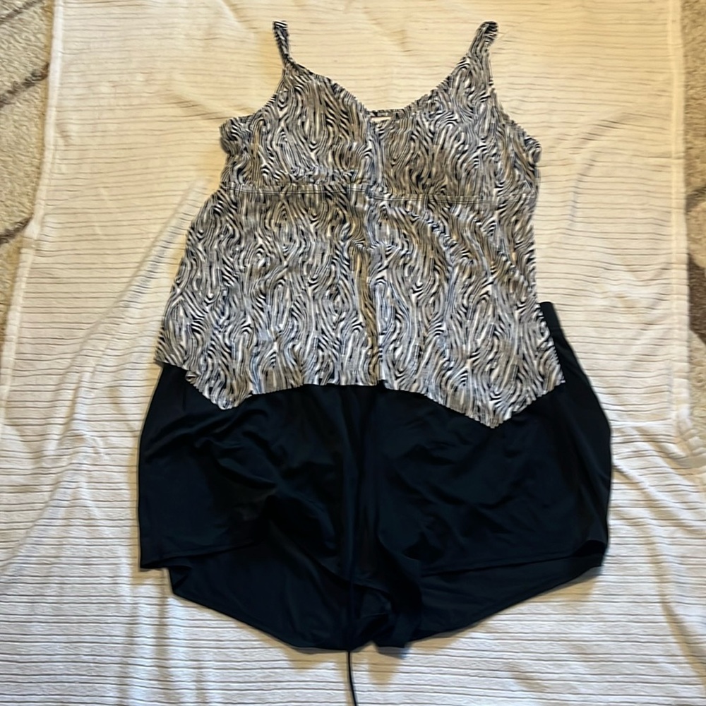 EVRI  Size 4x Color Black